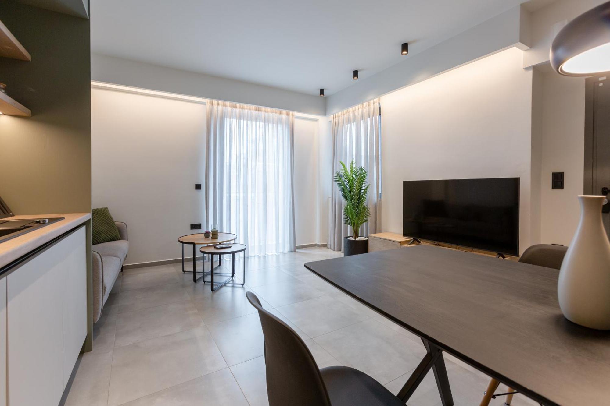 W/king Size Bed Near The Heart Of * Kalamata