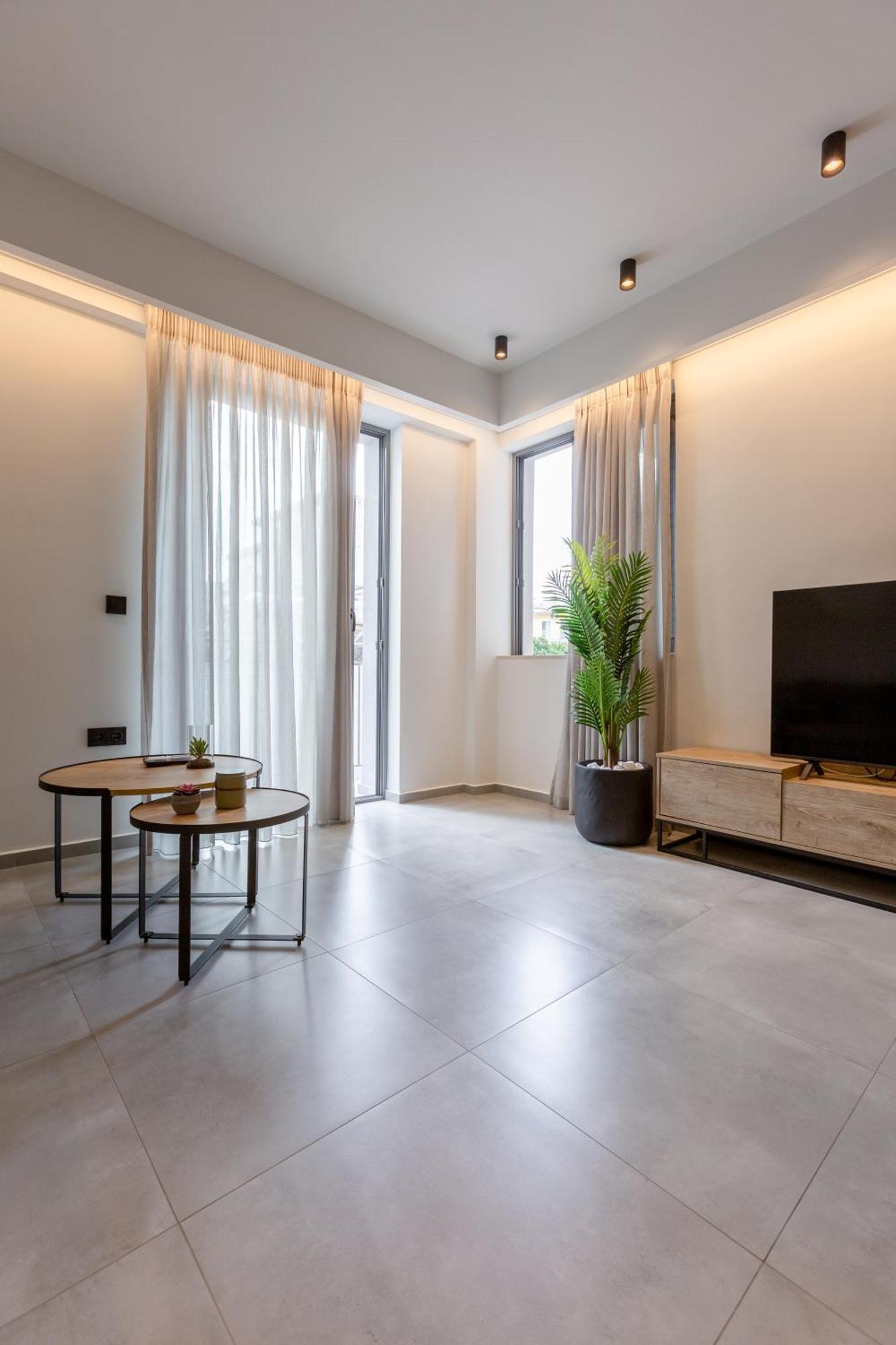 W/king Size Bed Near The Heart Of Apartment Kalamata
