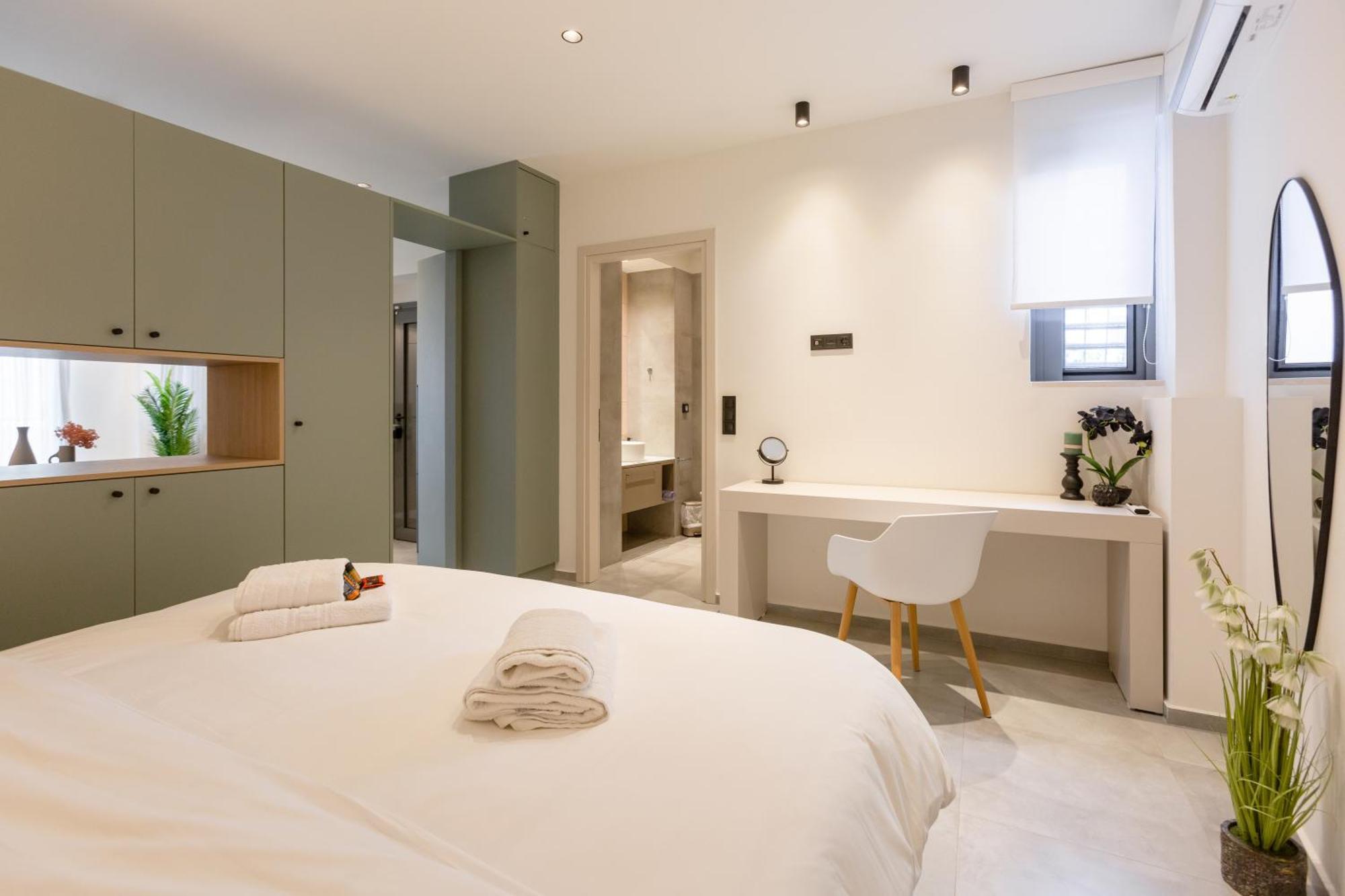 W/king Size Bed Near The Heart Of Kalamata